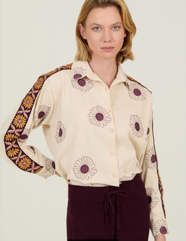CAMISA BORDADA CON RIELES BURDEOS     REF. M04B135CLT