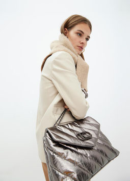 BOLSO CON SOLAPA ENJ TEJIDO ACOLCHADO METALIZADO GRIS      REF. LS2504042
