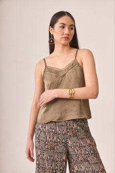 TOP LENCERO SATINADO CON DETALLE BLONDA EN ESCOTE KHAKI      REF.  FF.ZENDRA