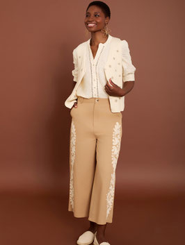 PANTALON CROPPED CON BORDADO LATERAL     REF. M04P07DUN