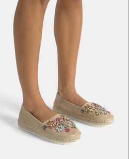 CUÑA BEIGE CON FLORES EN PEDRERIA     REF.  V250277