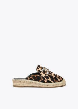 ALPARGATA PLANA EN ESTAMPADO LEOPARDO Y DETALLE DE HEBILLA  CON CRISTALES CRUDO-MARRON     REF.  LS2505033
