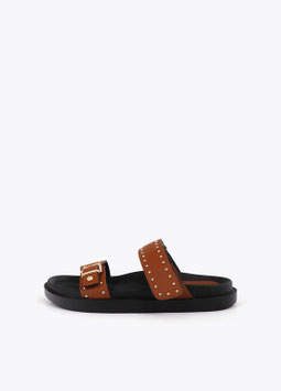 SANDALIA PLANA CON TIRAS Y DETALLES METALICOS MARRON         REF.  LS2605028