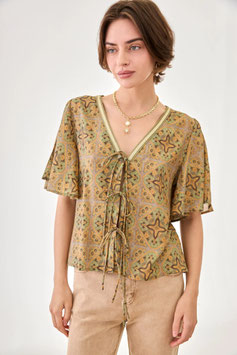 BLUSA VISCOSA ESTAMPADA MANGA CORTA CON BORDADO ESCOTE COLOR AQUA      REF.  NI.EMARION