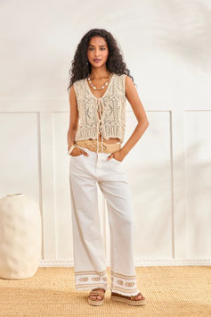 PANTALON DENIM EN ALGODON CON DETALLE BORDADO EN EL BAJO      REF.  SU.DAELIS