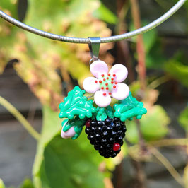 Brombeeranhänger mit Blüte