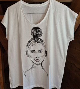 Handbemaltes T-Shirt | Frau mit Dutt
