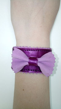 Bracelet cuir de veau violine irisée et dentelle et nœud papillon