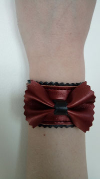 Bracelet cuir de veau chocolat irisée et dentelle et nœud papillon