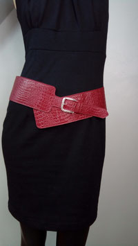 LARGE CEINTURE EN CUIR BORDEAUX FAÇON CROCO