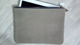 ETUI POUR TABLETTE en cuir aspect gaufré touché peau de pêche