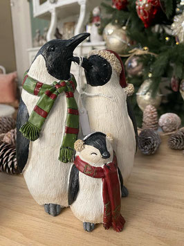 Pinguin Familie als Weihnachtssänger
