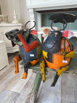 Kantenhocker "Kuh mit Schirm" aus Recycling Metall