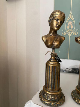 Weibliche Büste auf Säule