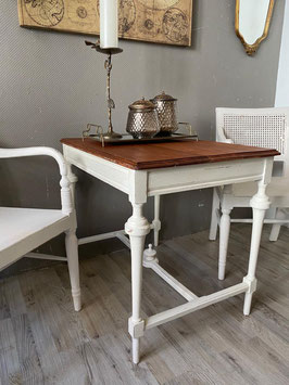 Antiker Tisch mit Naturholz-Tischplatte
