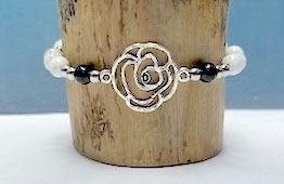 Armband Howlith + Schwarzer Turmalin mit Rose