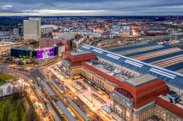 Leinwand: Blaue Stunde am Hauptbahnhof