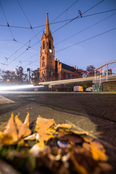 Leinwand: Friedenskirche Leipzig zur Blauen Stunde