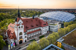 Leinwand: Kongresshalle und Gondwanaland im Abendlicht