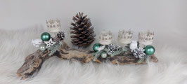 Adventsgesteck auf einem Treibholz mit Krönchen