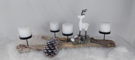 Adventsgesteck auf einem Treibholz mit weißen Kerzen