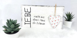 Holzschild "Liebe macht aus einem Haus....."