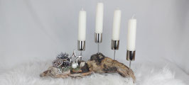 Adventsgesteck auf einem Treibholz in silber und weiß