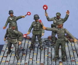 Feldgendarmes assurant la circulation (x5) (R72420)