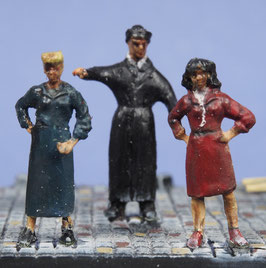 Femmes avec prêtre (x3) (R72405)