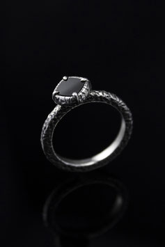 OSKURA black onyx solitaire ring
