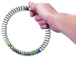 Runde Metallspirale mit 12 Murmeln