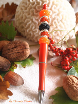 Bijou stylo bille rechargeable ,  Clémentine et ses perles givrées orange vif, noires,  article d'écriture