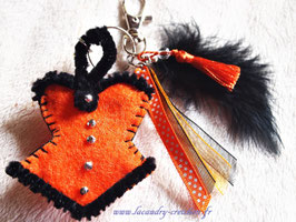 Porte clefs femmes, gris gris de sac  Sorcières d'Halloween Corset bustier feutrine noire et orange