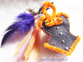 Porte clefs femmes Sorcières d'Halloween Corset bustier feutrine noire et orange