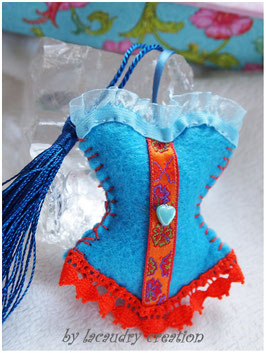 Bijoux de sac romantique, porte clefs CORSET LADY CURACAO ORANGEADE en feutrine Turquoise  , galon  et dentelle orange