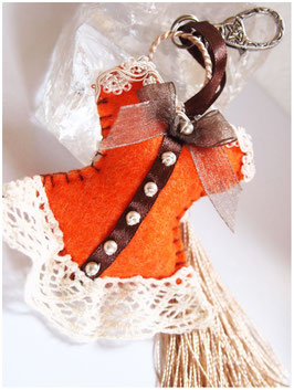Bijoux de sac romantique, porte clefs CORSET LADY ORANGETTE CHOCOLAT en feutrine orange  , galon MARRON et dentelle BEIGE