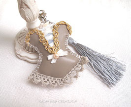 Bijou de sac similicuir gris et galon or   , bustier guêpière gothique , dentelle grise et laçage beige, fait main