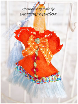 Bijou de sac CORSET exotique Voyage à Hawaî, en feutrine orange et dentelle turquoise,  galon fleuri et pompon satin bleu