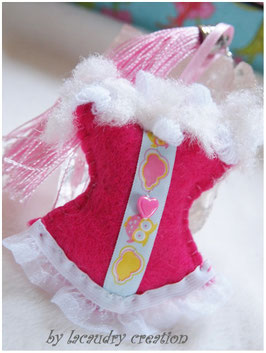 Bijoux de sac romantique, porte clefs CORSETune chouette dans les nuages  en feutrine rose vif  , galon décoré de chouettes  et dentelle blanche