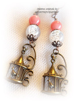 Boucles d'oreilles vintages Oiseaux féériques, romantiques en métal bronze doré  et perles fantaisie blanches et rose saumon