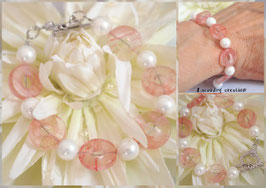 Bracelet Tendresse rose pour femme ou jeune fille, style romantique avec donuts en pierre rose et perle de nacre