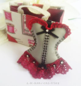 Bijou de sac Corset Esprit Rock gris et rouge , similicuir gris et dentelle rouge bordeaux, strass argenté et sa plume noir, cadeau pour elle