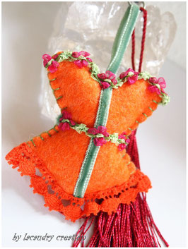Bijoux de sac romantique, porte clefs CORSET LADY FLEUR D'ORANGER en feutrine orange  , galon velours vert à fleur rouge et dentelle ORANGE