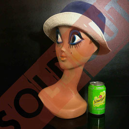 TETE A CHAPEAUX TWIGGY : icone mode années 1960-70