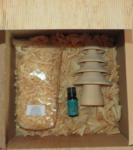 Zirbenbaum 2-teilig + 10 ml reines BIO-Zirbenöl  + 20 g Zirbenspäne im Geschenkkarton in Holzoptik