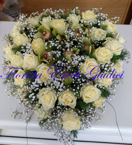 Cuore grande di rose bianche, orchidee cymbidium verdi e gypsophila