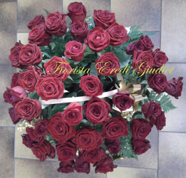Cesto con 50 rose rosse