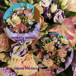 Bouquet con rose rosa, alstroemerie rosa e lisiantum bicolore bianco/viola