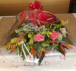Mazzo di fiori con strelitzie, lilium, rose, alstroemerie ed anthurium