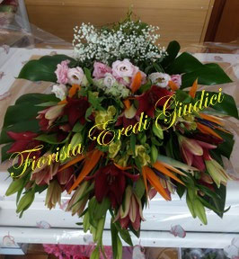Mazzo con strelitzie, lilium, alstroemerie, lisianthus e velo da sposa